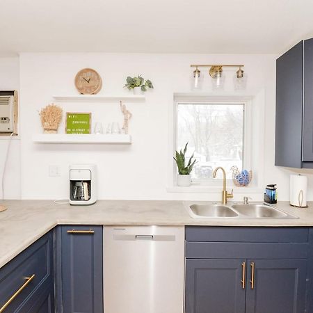 New Remodeled Townhome In Central Фарго Екстериор снимка