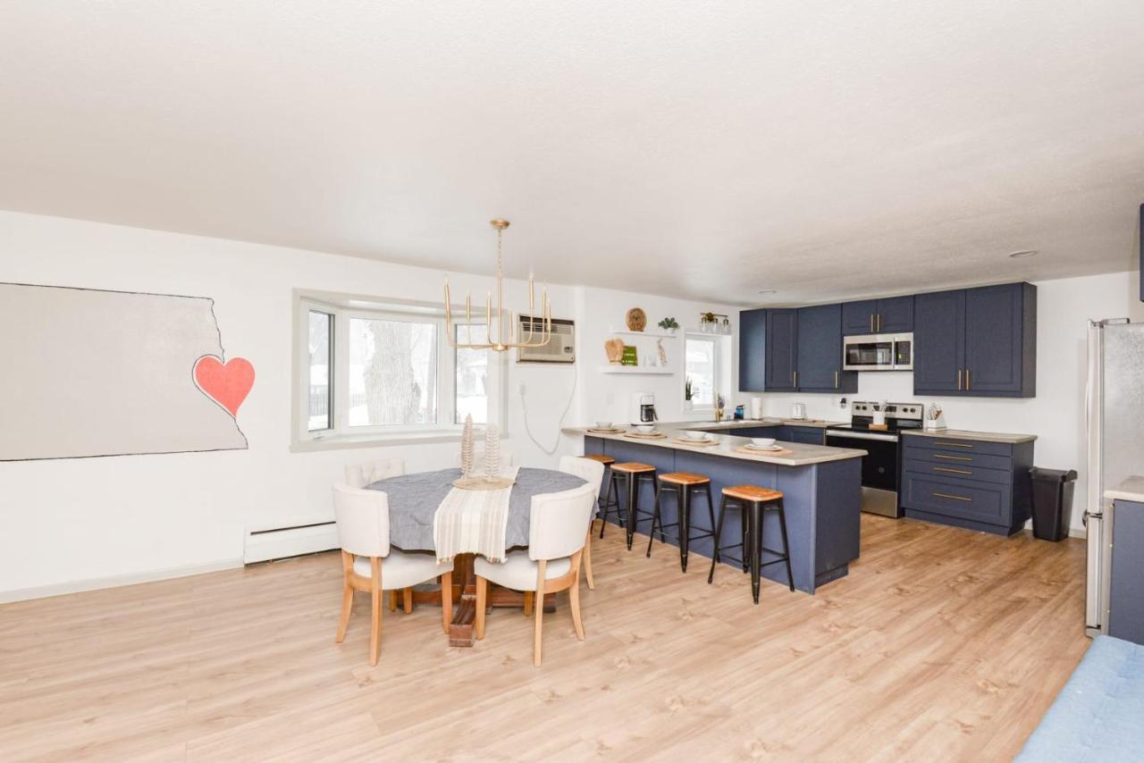 New Remodeled Townhome In Central Фарго Екстериор снимка