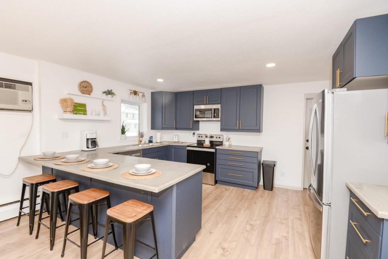 New Remodeled Townhome In Central Фарго Екстериор снимка