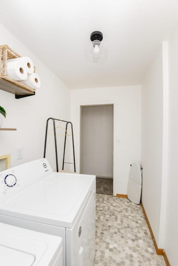 New Remodeled Townhome In Central Фарго Екстериор снимка